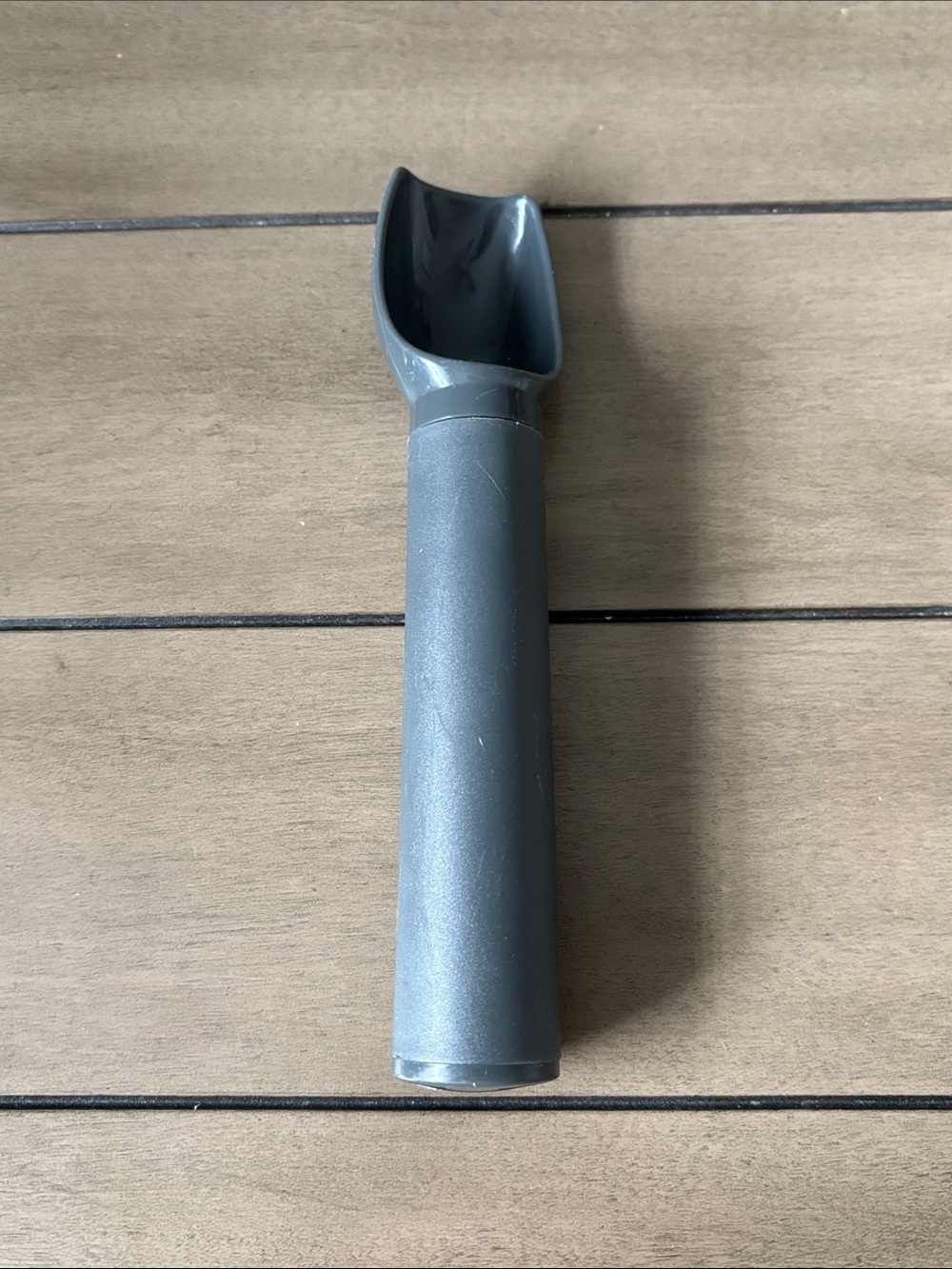 246. Gray Plastic Scoop - Compact Handheld Ice Cream or Pet Food Scoop